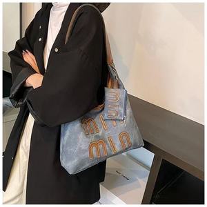 Einzigartige, schöne, modische, wasserdichte Umhängetasche, 2025, neu, lässig, retro, große Kapazität, Damen, einfarbig, vielseitig kombinierbar - Product Image 2