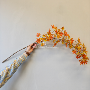 กิ่งเมเปิ้ลประดิษฐ์ที่เหมือนจริง ใบไม้สีส้มและสีเหลืองสดใสสำหรับตกแต่งในฤดูใบไม้ร่วงและงานต่างๆ - Product Image 2