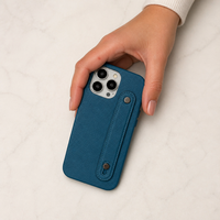 Étui de téléphone en cuir véritable avec sangle de poignet, rivets métalliques, sangle sécurisée, doublure en microfibre, antichoc, fin, pour iPhone, logo personnalisé