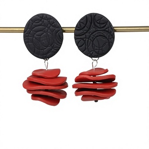Boucles d'oreilles tendance à clipser pour femme, en résine acrylique, bijoux fantaisie, motif damier noir et blanc, forme carrée - Product Image 3