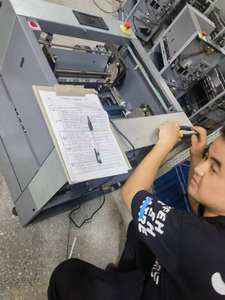 自動小冊子製造機紙照合コレーターマシン1台のマシンで3サイドブックトリマー - Product Image 6