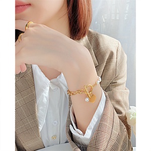 Pulsera de Perlas de Agua Dulce de Acero Inoxidable con Dijes de Corazón de Circonita Cúbica y Cierre OT Creativo de Moda para Mujer - Product Image 4