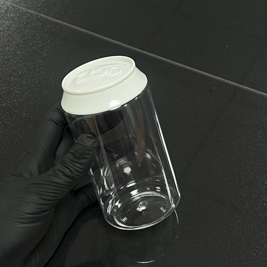 Botella transparente con tapa blanca.