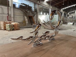 Sculpture d'anneaux abstraits en forme de banc de poissons en acier inoxydable 304/316 poli miroir, de qualité supérieure, pour hall d'hôtel de luxe moderne et espace commercial - Product Image 3