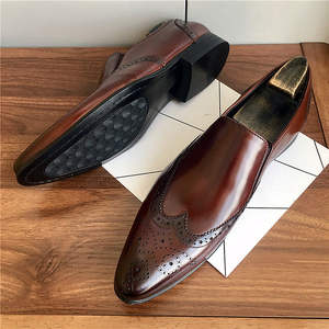 Zapatos de vestir formales para hombre, de cuero, con punta en pico, estilo británico, tallados a mano y bordados, elegantes, a la moda, para jóvenes. - Product Image 1
