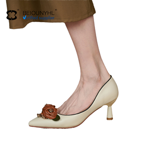 Sandales à talons D'Orsay en cuir véritable respirant et léger pour femmes, élégantes et luxueuses, à bout pointu orné de fleurs, personnalisables - Product Image 1