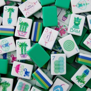 Juego de Mahjong Americano de Alta Gama con Fichas Blancas y Reverso Verde, para Mejorar la Salud Cognitiva y la Actividad de Entrenamiento Mental, Ideal para Bares de Cócteles - Product Image 1