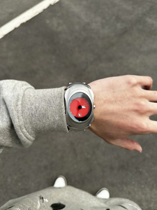 Orologio al Quarzo Analogico Y2k-Oak Time Bomb, Design Retrò del Millennio, Stile Geometrico Avant-Garde con Cinturino in Silicone - Product Image 1