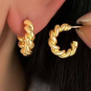 Listos para Enviar: Pendientes de Aro CC de Cuerda Trenzada Chapados en Oro, Impresionantes y Modernos, para Mujer - Product Image 2