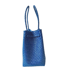 Vente en gros de sacs en plastique recyclés faits à la main Sembagi de qualité supérieure, sacs à main M bleus au design unique et tissés en paille, sacs à main durables pour femmes - Product Image 4