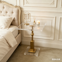 Table d'appoint carrée en acrylique transparent avec piétement doré et transparent, table moderne pour salon, chambre et table de chevet d'hôtel