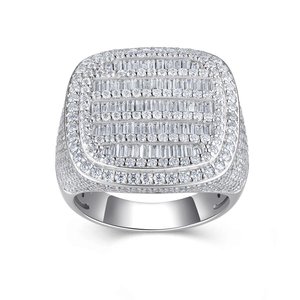 แหวนฮิปฮอปประดับมอสซาไนต์ทรงเอเมอรัลด์ 4.024 กะรัต ตัวเรือนเงินแท้ 925 ชุบแพลตตินั่ม พร้อมใบรับรองการฝังแบบ Pave Setting สำหรับทั้งชายและหญิง น้ำหนัก 13.6 กรัม - Product Image 4