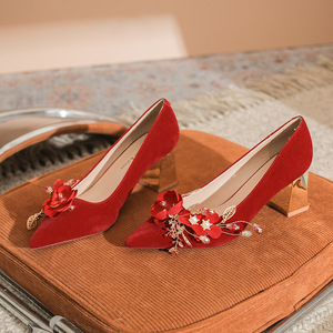 Zapatos de Novia Elegantes con Tacón Grueso y Punta en Pico, Decorados con Flores Rojas, para Ceremonia de Boda - Product Image 1