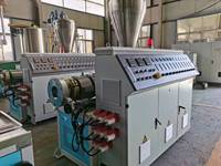 Machine d'extrusion de profilés PVC en promotion, ligne de production de panneaux muraux cannelés WPC et de revêtements de terrasse composites
