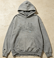 Sudadera con Capucha Gris Desgastada y Rota, Estampado Urbano de Contornos de Edificios Kornit DTG, Sudadera de Calle con Bordes Deshilachados y Efecto Desgastado