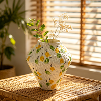 Vase décoratif artisanal style pastoral, pot en céramique blanc à texture ondulée et motif poire pour ornement de table de mariage