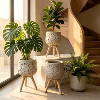 Pot Tanaman Serat Geotekstil Bertekstur Geometris dengan Dudukan Tripod Kayu Desain Minimalis Modern untuk Interior Rumah