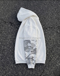 เสื้อฮู้ดดี้ลายพรางวินเทจสำหรับผู้ชาย ล้างสีแบบแอซิดวอช พร้อมโลโก้ที่แขนเสื้อ สีสันแบบเรโทร แต่งขอบเสื้อแบบดิสเทรสสไตล์กรันจ์ - Product Image 3