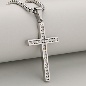 Colgante de Cruz Hip-Hop Chic de Alta Gama con Incrustaciones de Diamantes, Simple y Versátil, para Hombres y Mujeres, Hecho de Acero Inoxidable 407 - Product Image 4