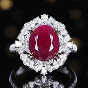 Anillo de Rubí Natural Sin Calentar de 5.35ct en Oro de 18K con Halo de Diamantes Laterales, 107 Piezas en Total, 1ct, Certificado AIGS+NGTC - Product Image 1