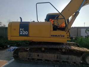 รถขุดไฮดรอลิกแบบตีนตะขาบ Komatsu PC220 มือสอง น้ำหนัก 22 ตัน พร้อมเครื่องยนต์และปั๊ม  ประวัติการใช้งานครบถ้วน เหมาะสำหรับงานก่อสร้างและเหมืองแร่ - Product Image 2
