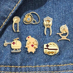 เข็มกลัดโลหะลายการ์ตูนขายส่งจากโรงงาน เข็มกลัดเคลือบแบบกำหนดเองสำหรับงานทางการแพทย์ - Product Image 3