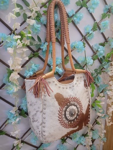 Bolso de Mano Casual de Cuero Genuino para Mujer, Color Marrón, Hecho a Mano, con Cierre de Cremallera, Forro de Algodón y Decoración de Plumas - Product Image 1