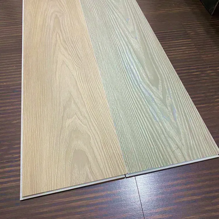 Tapis lisse Grain de bois et de marbre Carreaux à emboîtement Piso Vinilico Revêtement de sol en plastique Revêtement de sol stratifié SPC Planche en vinyle de luxe en PVC