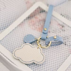 Nouveau style Porte-clés multifonction en cuir PU motif nuage blanc et goutte de pluie, breloque de sac tendance pour cadeaux et publicité - Product Image 3