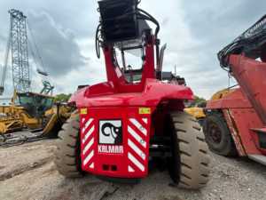 Apilador de contenedores Kalmar DRT450 usado de 45 toneladas, original de Suecia, para manejo de contenedores en puertos y terrenos de terminal. - Product Image 5