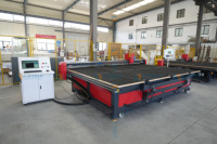Table de découpe de verre CNC industrielle avec système de chargement manuel du verre et bras de levage à vide pour le traitement du verre de grande taille