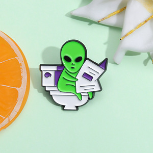 Divertido Pin de Solapa de Metal con Diseño de Extraterrestre <span class=keywords><strong>ET</strong></span> Leyendo un Periódico en el Inodoro, Broche Creativo de Dibujos Animados, Insignia Decorativa para Ropa, Venta al por Mayor - Product Image 1