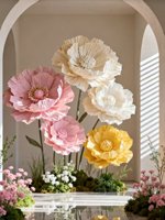 Installation florale artisanale à grande échelle en papier de pavot pour merchandising visuel commercial, décoration de mariage et aménagement de vitrine