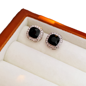 ชุดเครื่องประดับต่างหูและสร้อยคอทรงสี่เหลี่ยมแบบกลวงประดับเพชรดำและเงินแท้ ดีไซน์หรูหรา อเนกประสงค์สำหรับงานกลางคืน วัสดุทำจากทองแดงผสมมุก - Product Image 1