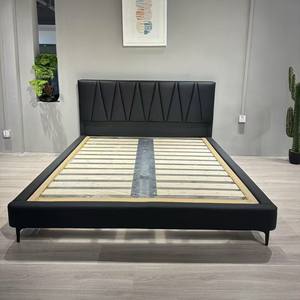 <span class=keywords><strong>Lit</strong></span> moderne en similicuir noir avec tête <span class=keywords><strong>de</strong></span> <span class=keywords><strong>lit</strong></span> rembourrée Cadre <span class=keywords><strong>de</strong></span> <span class=keywords><strong>lit</strong></span> en <span class=keywords><strong>bois</strong></span> massif <span class=keywords><strong>de</strong></span> taille double minimaliste pour chambre à coucher d'appartement - Product Image 1