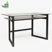 Bureau d'écriture moderne avec plateau en verre trempé, cadre écologique et étagère de rangement grise sous le bureau, idéal pour le bureau à domicile