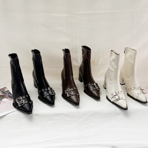 Nouvelles Bottes Courtes Pointues à Boucle Métallique et Semelle Plate Automne Hiver 2025 – Bottes Fines Tendance pour Femme - Product Image 6