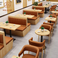 Ensemble de mobilier de restaurant commercial pour café, fast-food et espace public : banquette, canapé, table et chaises en cuir et bois, de forme ronde ou carrée