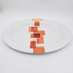 <span class=keywords><strong>Plateau</strong></span> <span class=keywords><strong>de</strong></span> service ovale en mélamine surdimensionné <span class=keywords><strong>de</strong></span> 19 x 14 pouces avec un design carré abstrait pour les restaurants et la restauration - Product Image 1