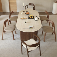 Table à manger ovale Tara et pieds texturés en colonne romaine créant une harmonie saisissante. Chaque courbe et chaque détail sont soigneusement conçus