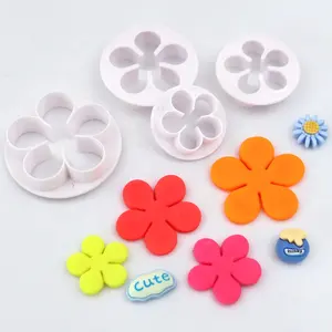 009 neue Designs Back geschirr Keks werkzeuge Set PP Kunststoff Gebäck Sandwich Cutter für Kinder 4 Stück pro Set Blumen form