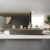 Table de réunion exécutive en bois, plateau double face, base conique et prise internationale pour suite de bureau complète