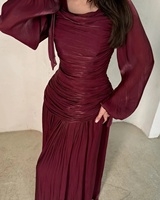 Robe de soirée élégante et luxueuse, plissée, avec ruban brillant et grand ourlet, couleur unie, pour fêtes et événements.