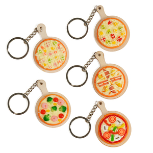 Mini-pizzas suspendues avec porte-clés sur plateau en bois - Porte-clés réalistes sur le thème de la nourriture pour cadeaux et accessoires de téléphone - Product Image 1