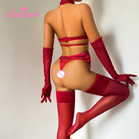 Ensemble de lingerie 5 pièces en satin rouge bordeaux avec décolleté halter en maille, découpes et jarretière à anneau doré, incluant gants et bas, vente en gros