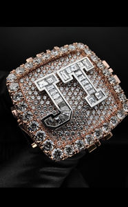 Anillo de Diamante Moissanita Sofisticado para Hombre con Piedra de Corte Redondo Clásico y Diseño de Banda Pulida Suave de la India - Product Image 2