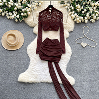 Ensemble élégant haut court en dentelle à manches longues et mini-jupe moulante pour femme, collection automne avec détail de ceinture drapée