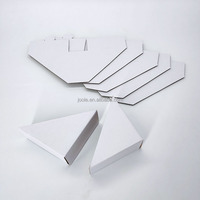 Protection d'angle d'emballage en carton blanc ondulé triangulaire en papier écologique découpé sur mesure