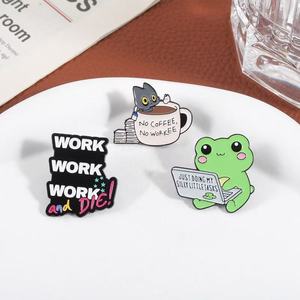 Broche de revers en alliage de zinc en gros, motif grenouille exécutant des tâches bizarres, badge amusant, café, pour bijoux, cadeau, nickel noir plaqué UV - Product Image 3