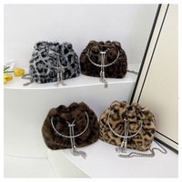 Sac seau vintage en peluche à imprimé léopard pour femme, nouvelle collection automne-hiver 2026, sac à bandoulière polyvalent avec anse en anneau et chaîne